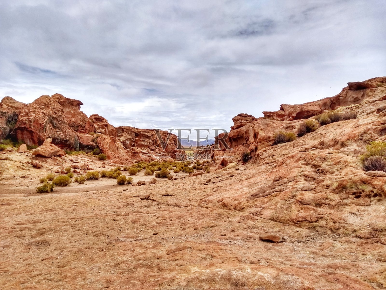 岩层——南美洲玻利维亚的乌尤尼盐沼——世界上最大的盐沼——乌尤尼盐沼3天之旅的一部分。照片摄影图片