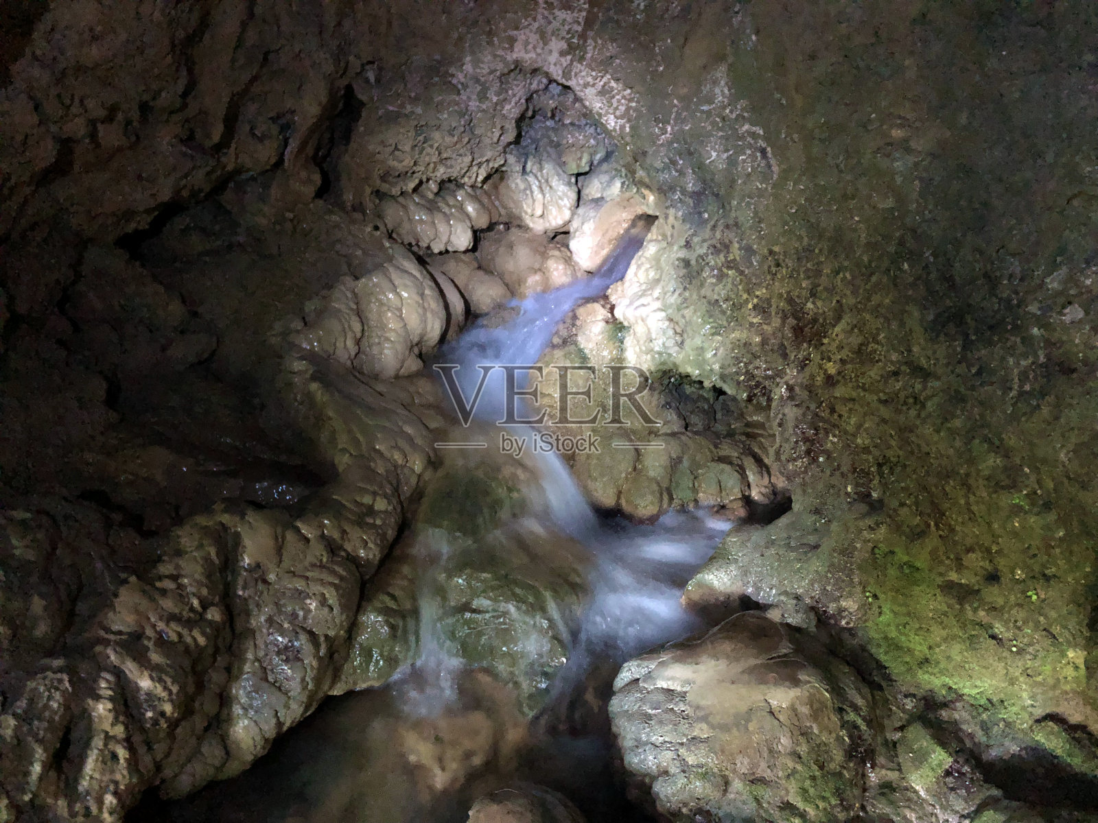 Jankovac或Izvor Jankovačkog potoka u park šumi Jankovac - Papuk自然公园或park prirode Papuk，克罗地亚(Kroatien / Croazia / Hrvatska)照片摄影图片