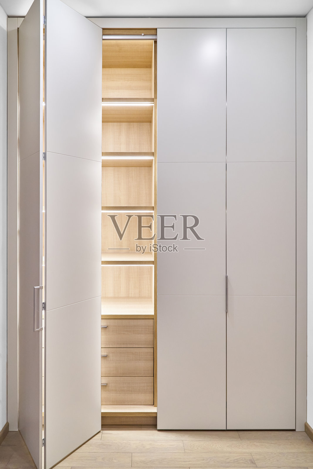 衣橱与LED照明与内部货架和轻层压板抽屉照片摄影图片