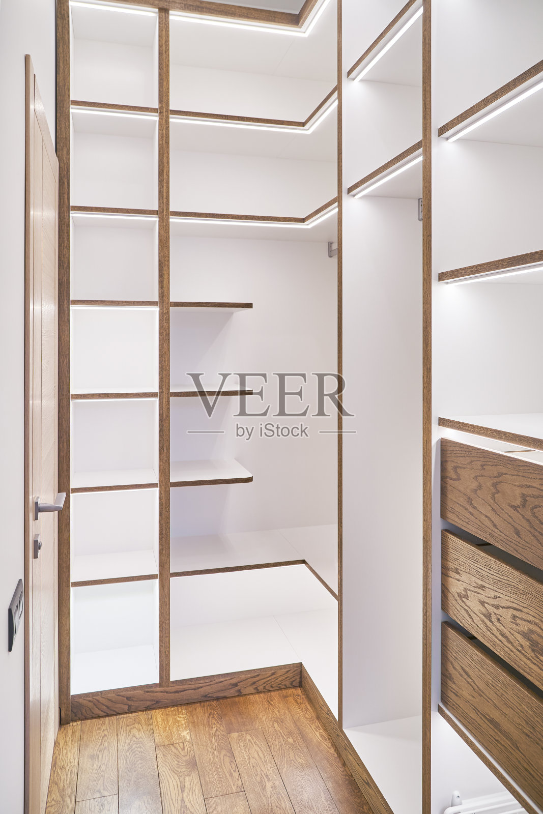 带有LED照明的轻质层压板和橡木单板的搁板照片摄影图片