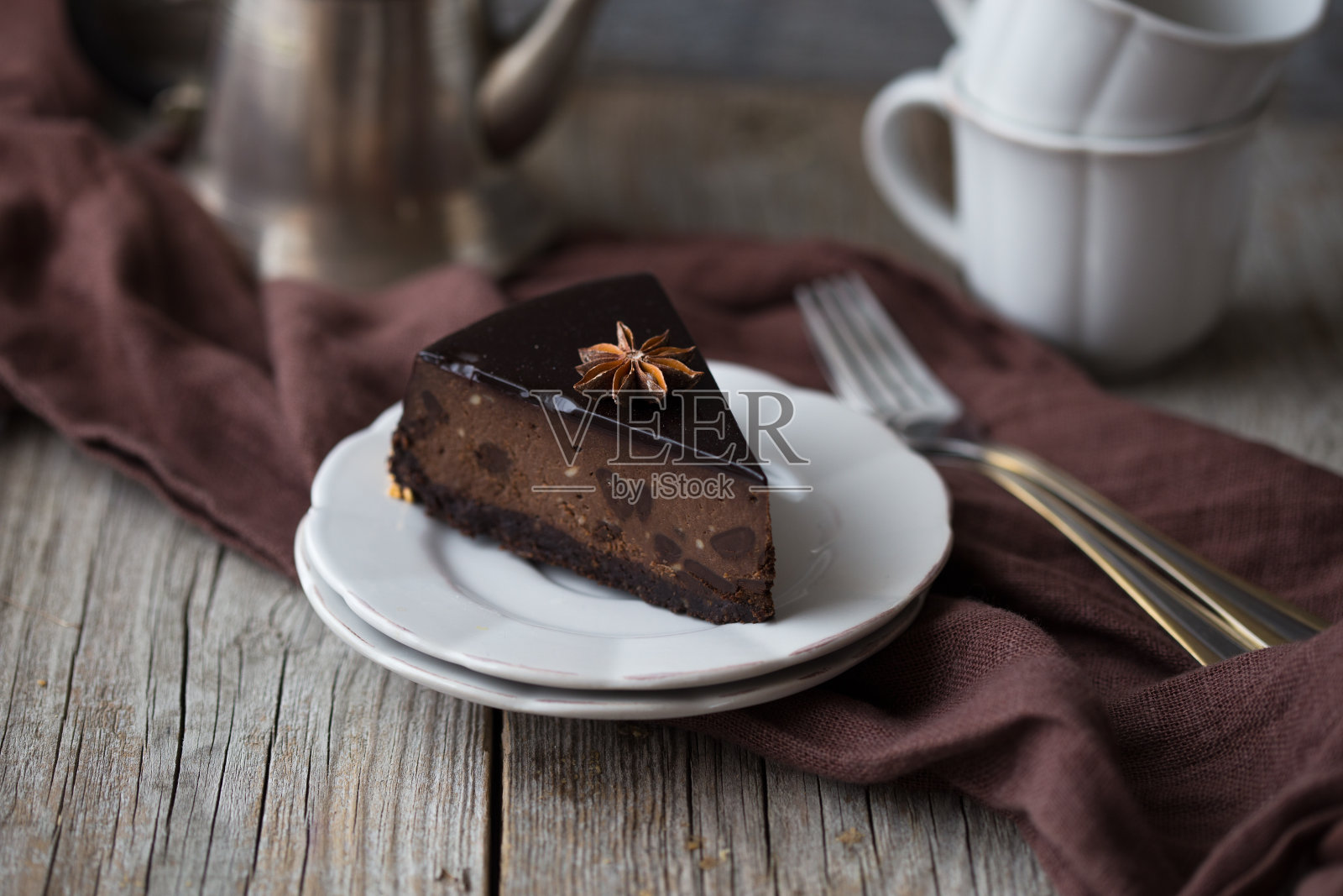 蛋糕巧克力美味的甜点在桌子上/芝士蛋糕片在木切板的背景和一杯咖啡照片摄影图片
