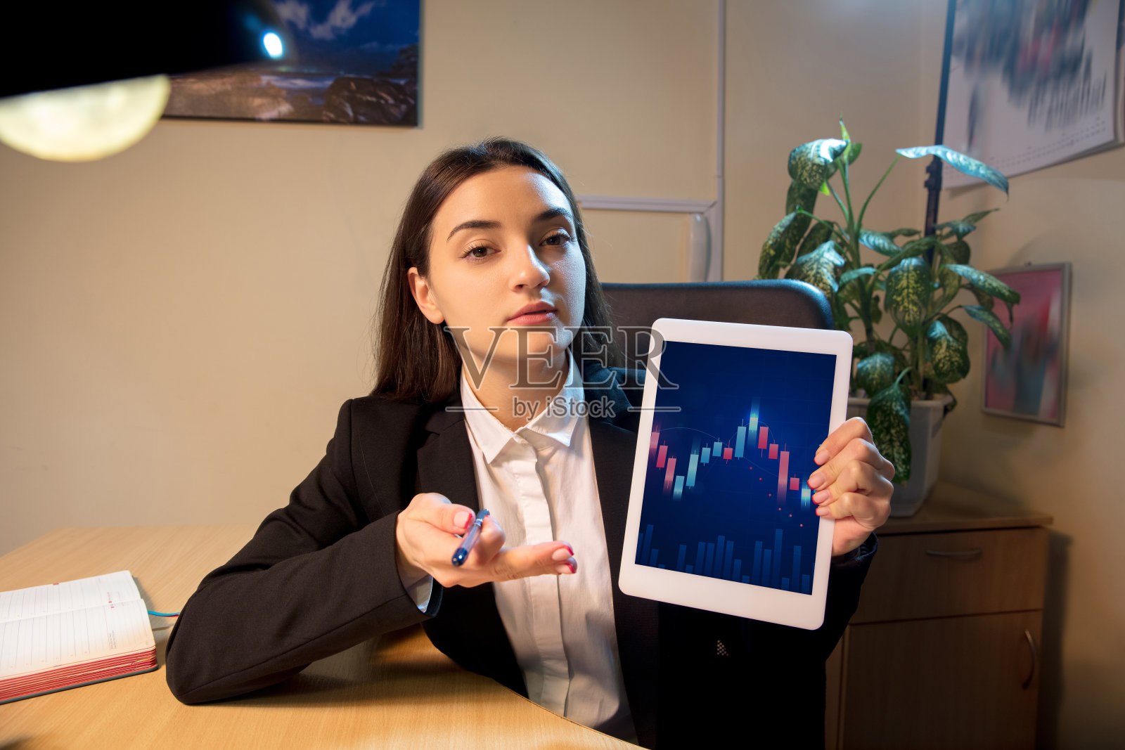 年轻的女人在家里和同事通过视频会议聊天照片摄影图片