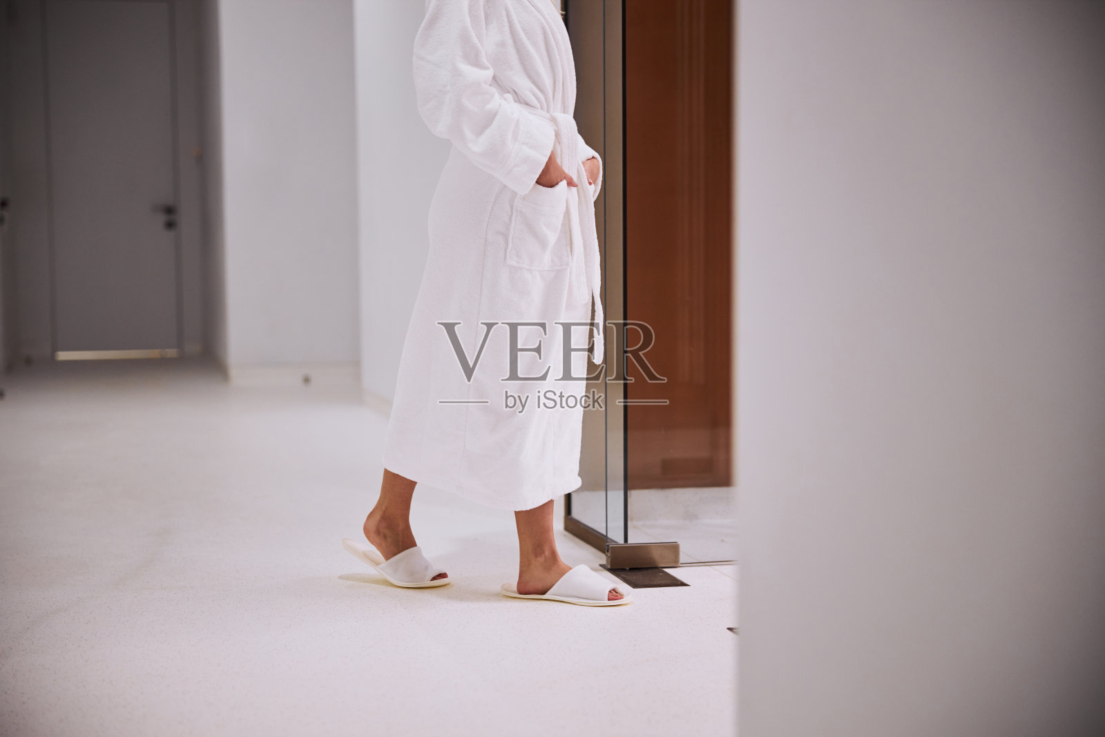 白种人美容院客户前开门照片摄影图片