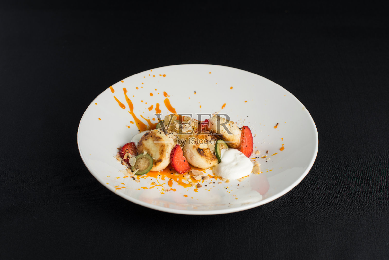 白软干酪煎饼配酸奶油杏仁片和沙棘橙汁照片摄影图片