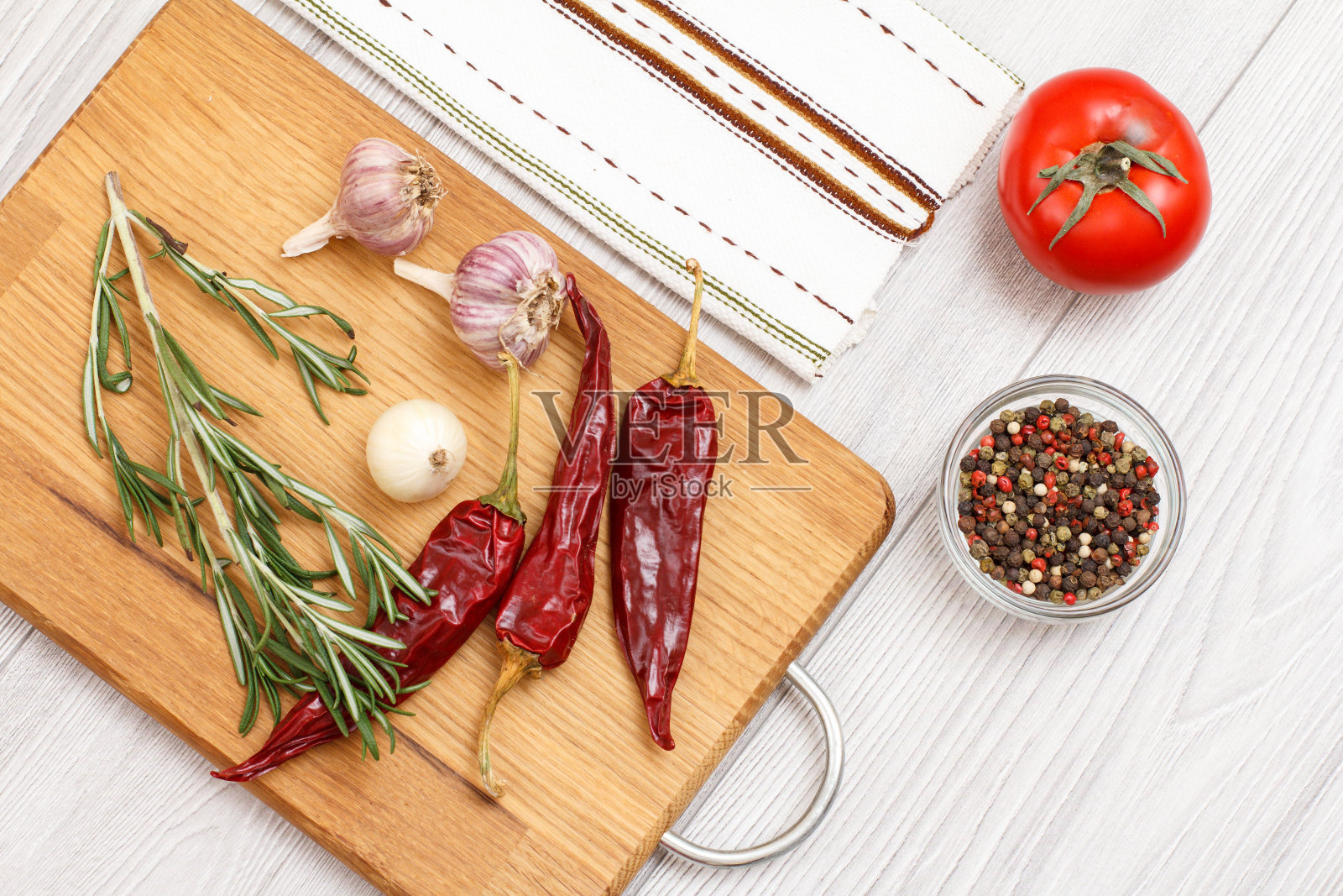 在木板上烹饪肉或鱼的原料。照片摄影图片