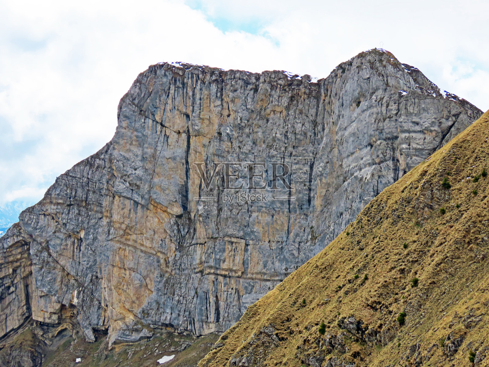 瑞士奥布瓦尔登州的阿尔卑斯峰Widderfeld，位于瑞士皮拉图斯山脉和埃曼塔尔阿尔卑斯山脉(瑞士奥布瓦尔登州坎顿)照片摄影图片