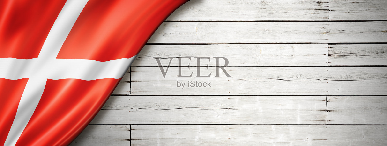 丹麦国旗上的老白墙横幅照片摄影图片