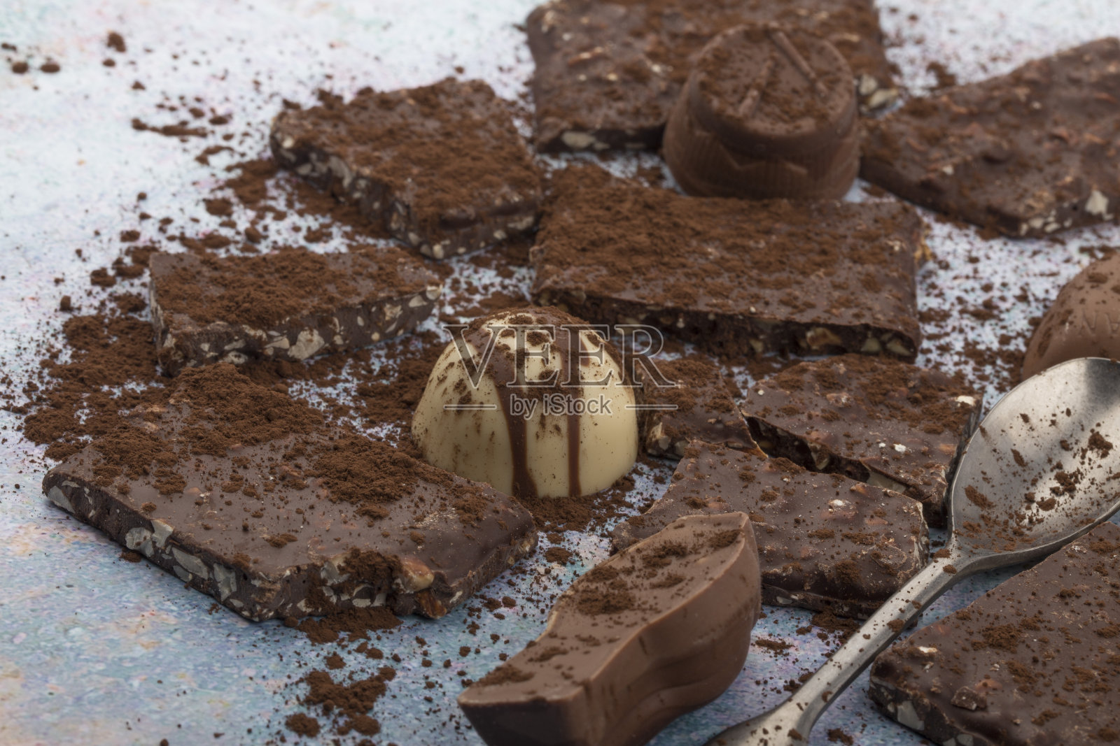 杏仁碎巧克力与可可粉。照片摄影图片