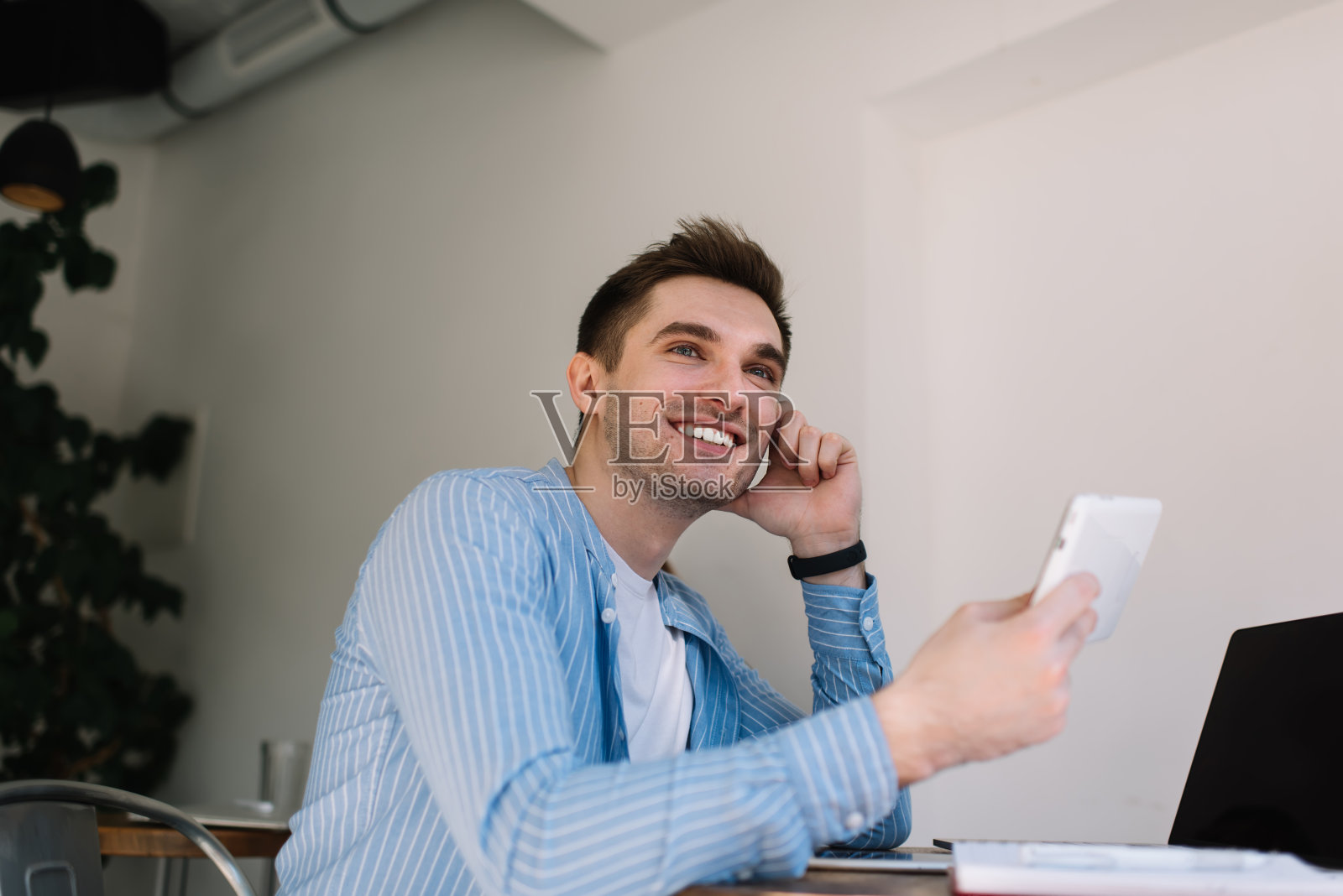 兴高采烈的人用着平板电脑，看着远方照片摄影图片