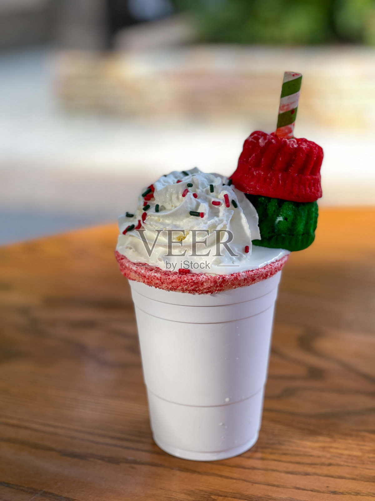 一个喜庆的红色和绿色圣诞薄荷奶昔和迷你面包蛋糕照片摄影图片