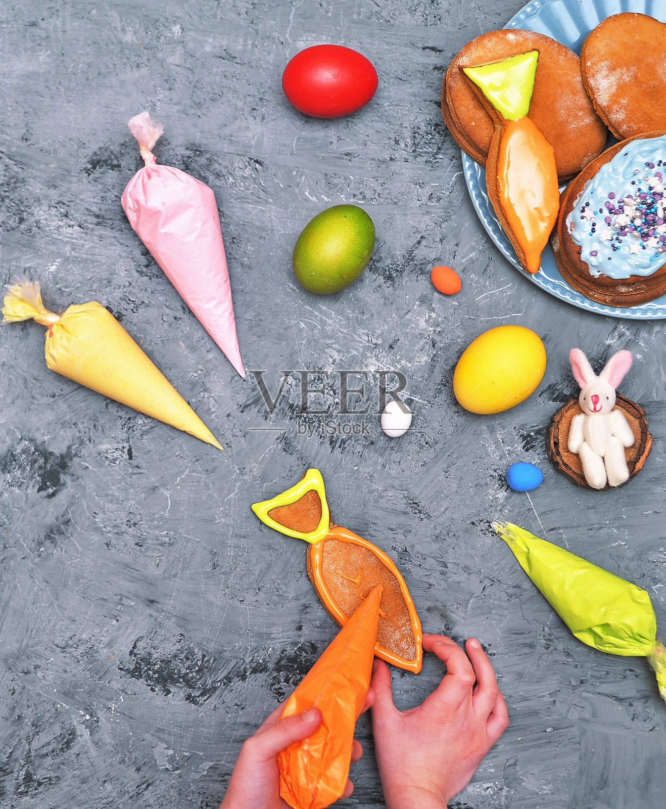 孩子画复活节饼干。照片摄影图片