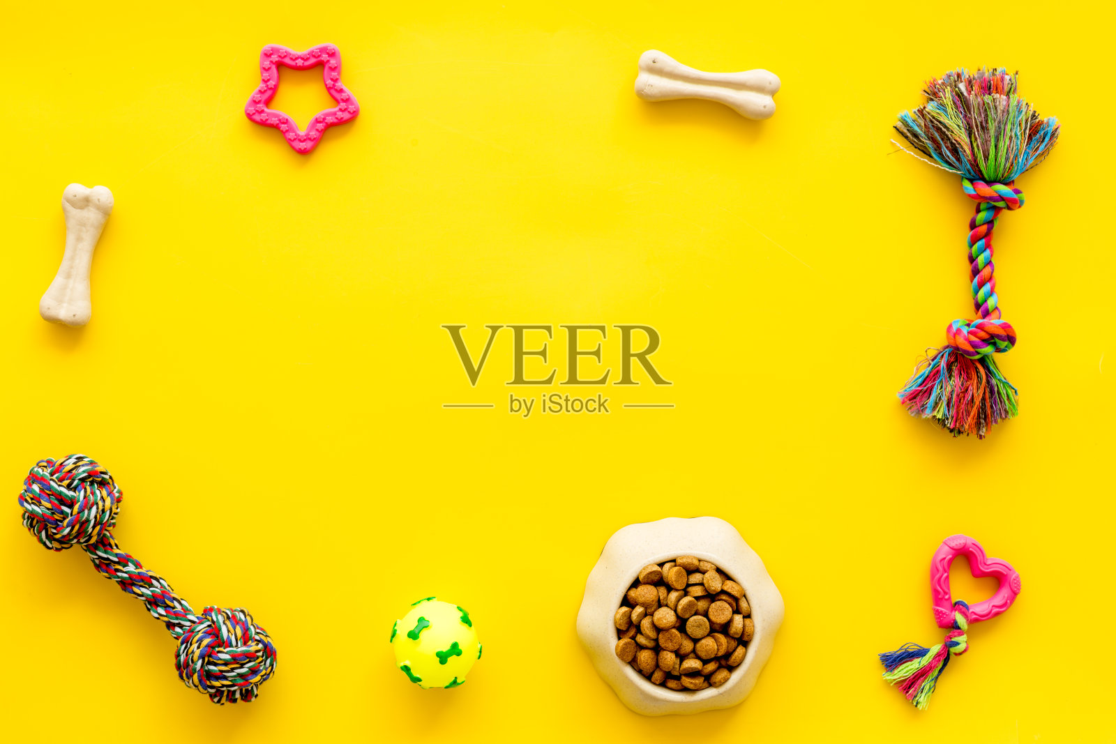 狗的玩具，干粮和配件，俯视图照片摄影图片