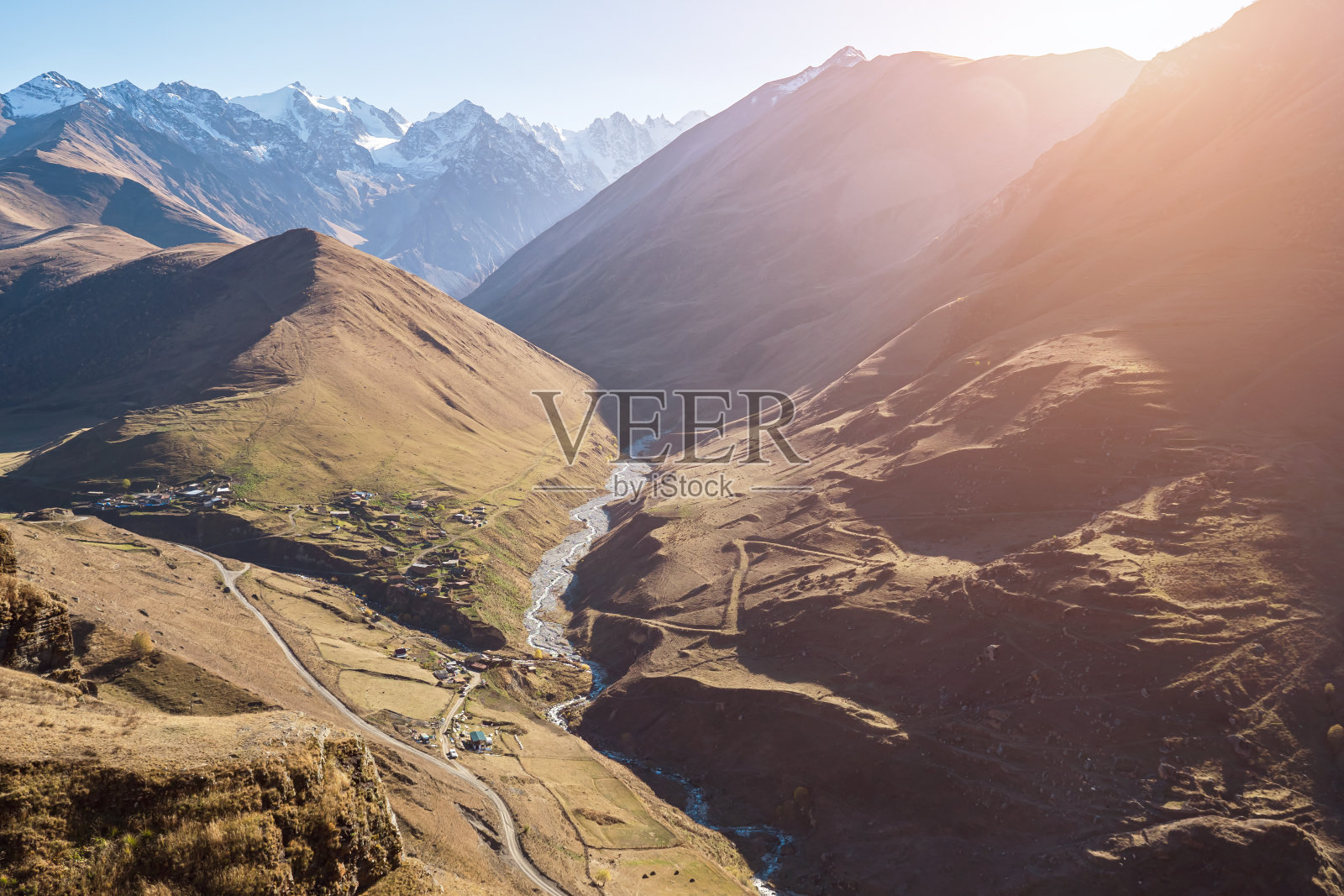 狭长的峡谷和河床蜿蜒于群山之间照片摄影图片