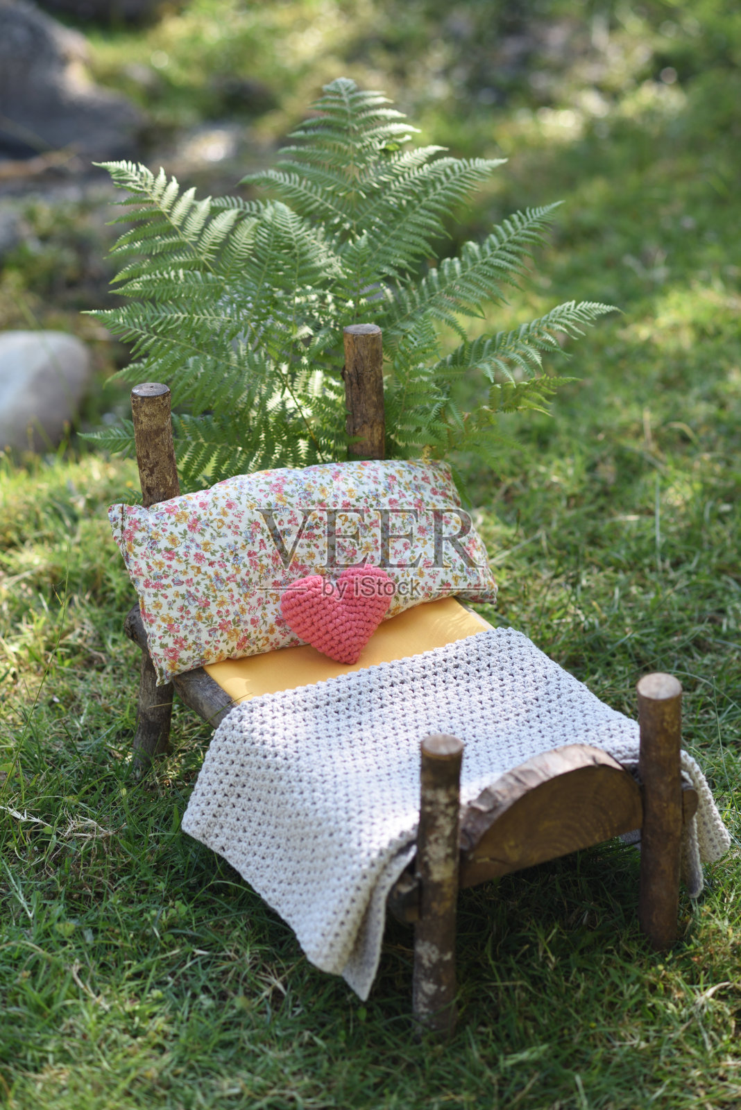 森林里为新生儿准备的质朴木床照片摄影图片