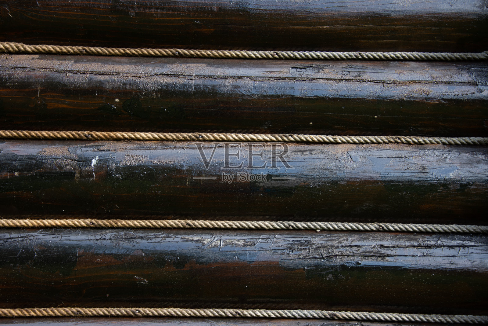 一间用绳子隔离的小屋的木梁照片摄影图片