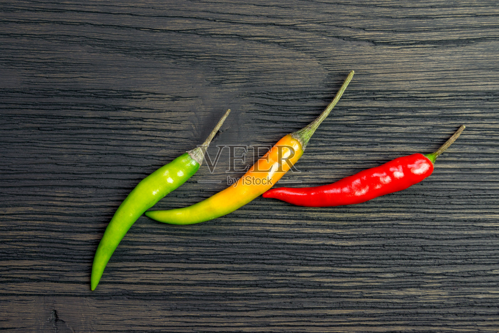 绿色，橙色和红色的辣椒照片摄影图片