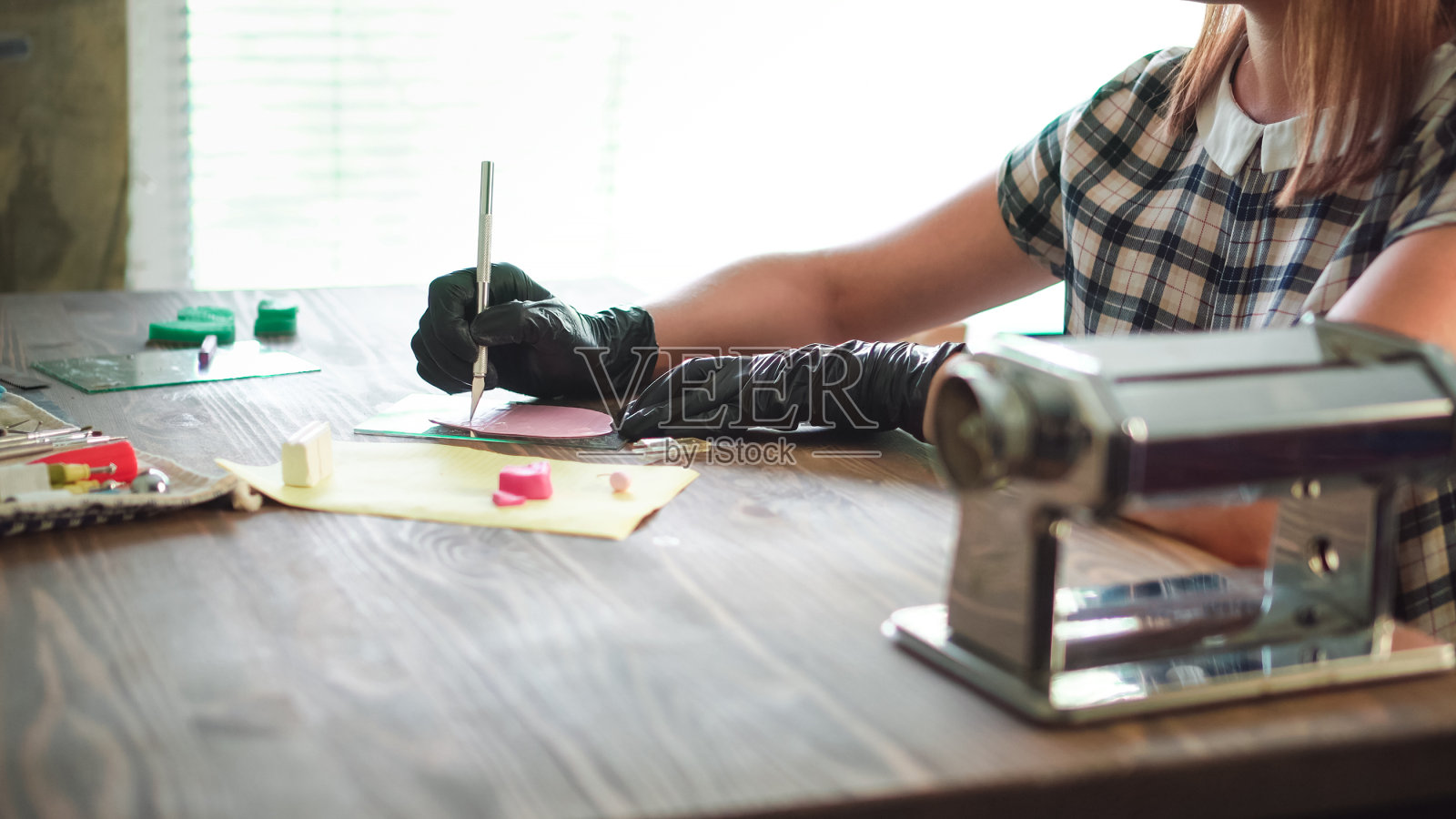 女性的手用软陶制作。照片摄影图片