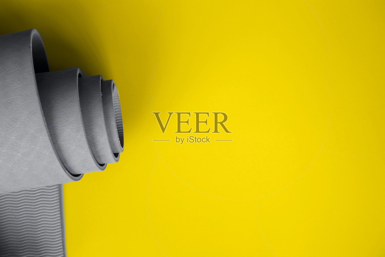 照明背景上的终极灰色瑜伽垫照片摄影图片