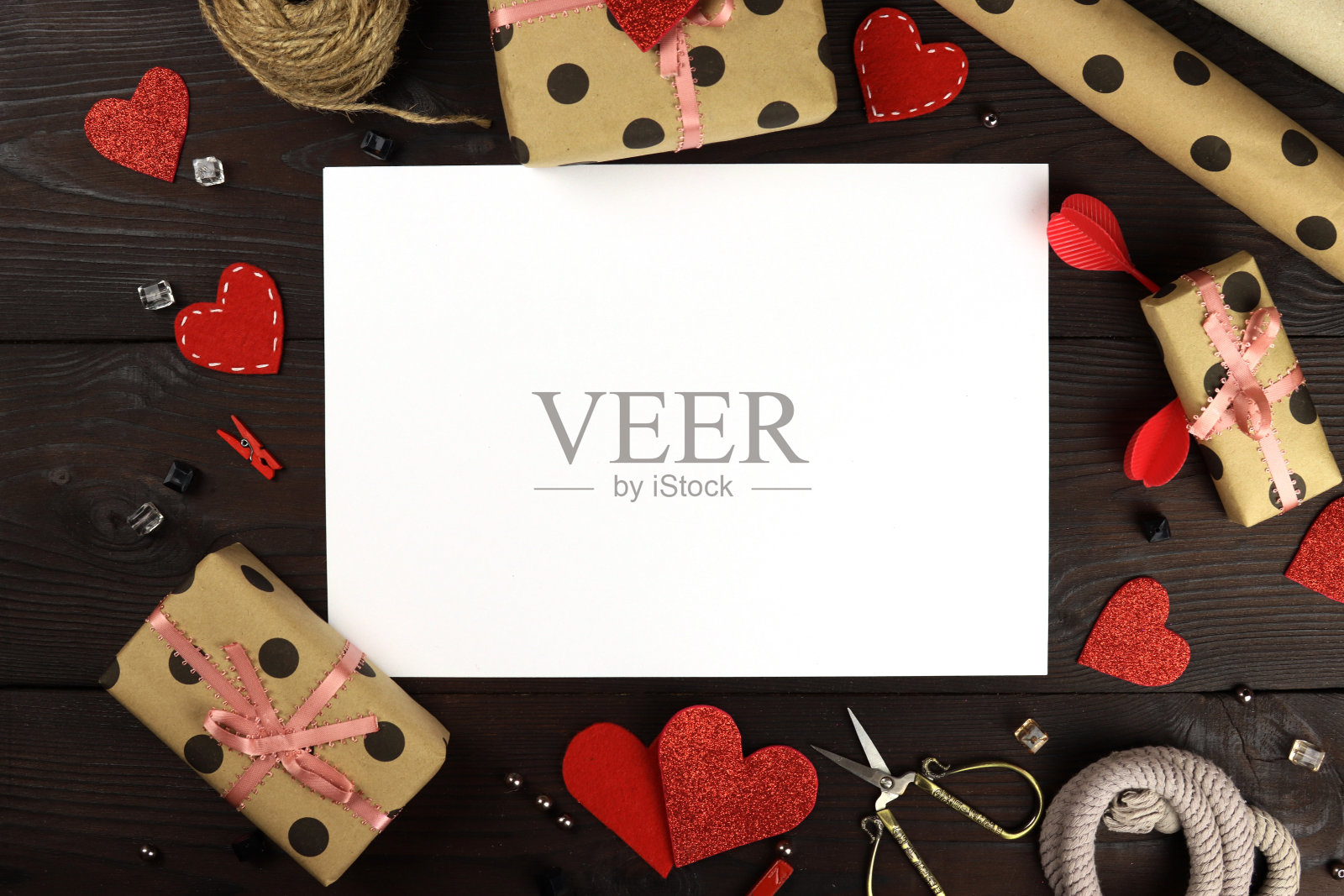 情人节礼物包装，生日木制背景与空白文本，模型。平的。本空间照片摄影图片