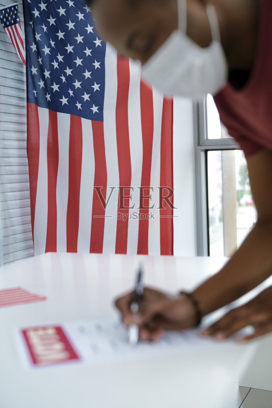 美国国旗和戴着面具投票的人照片摄影图片