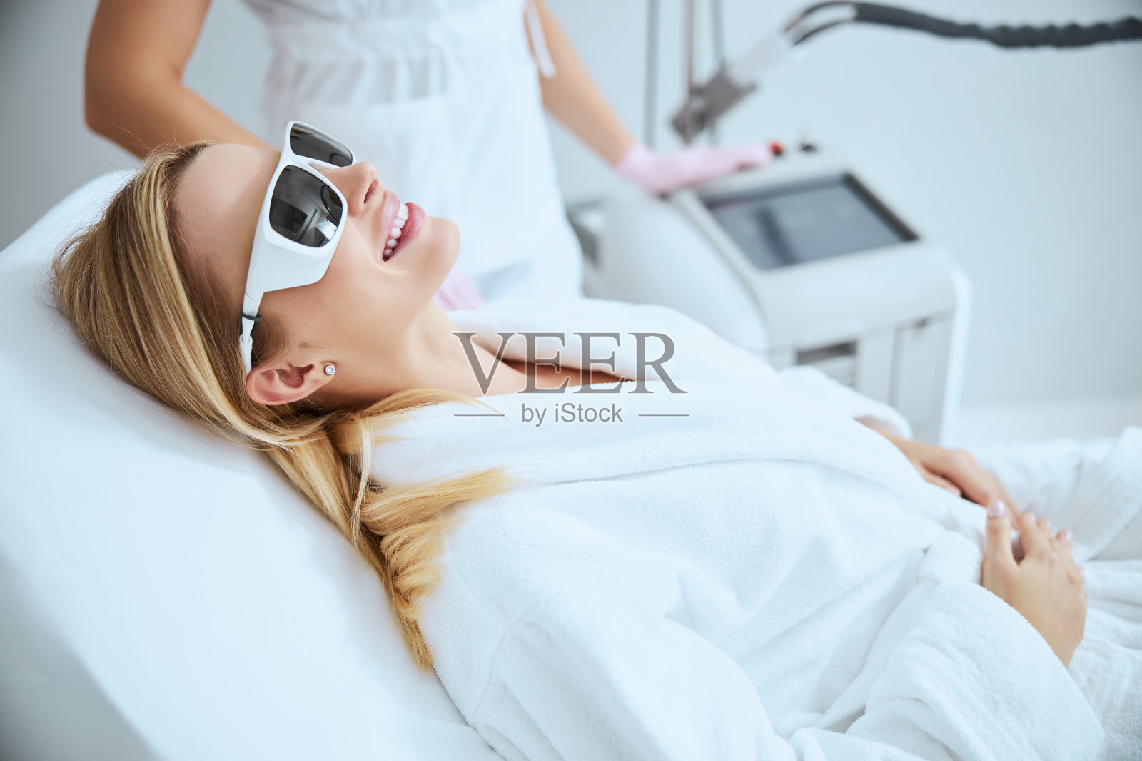 愉快的女顾客期待着做美容手术照片摄影图片