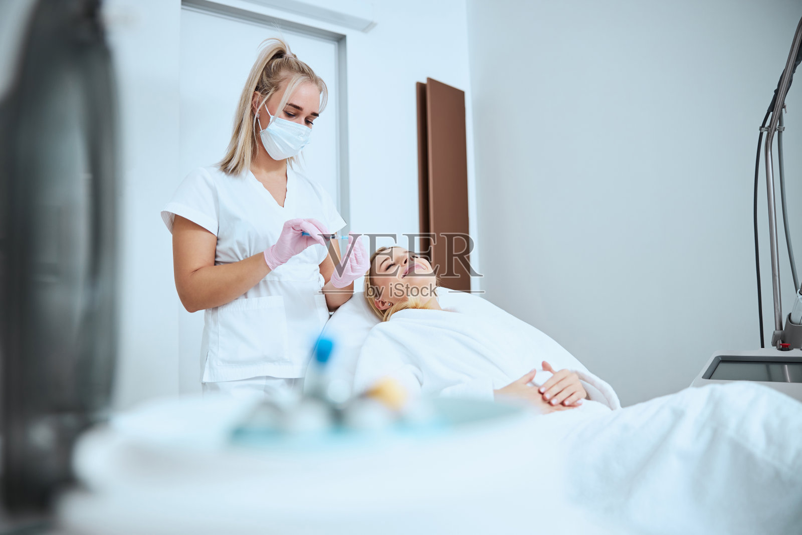 医生将血清从试管中取出放入注射器照片摄影图片