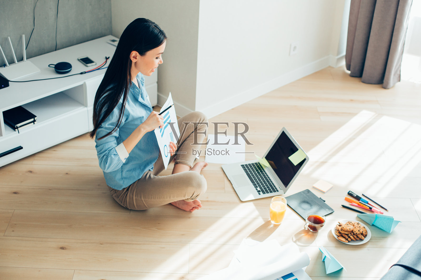 在网上会议上谈论公司的发展照片摄影图片