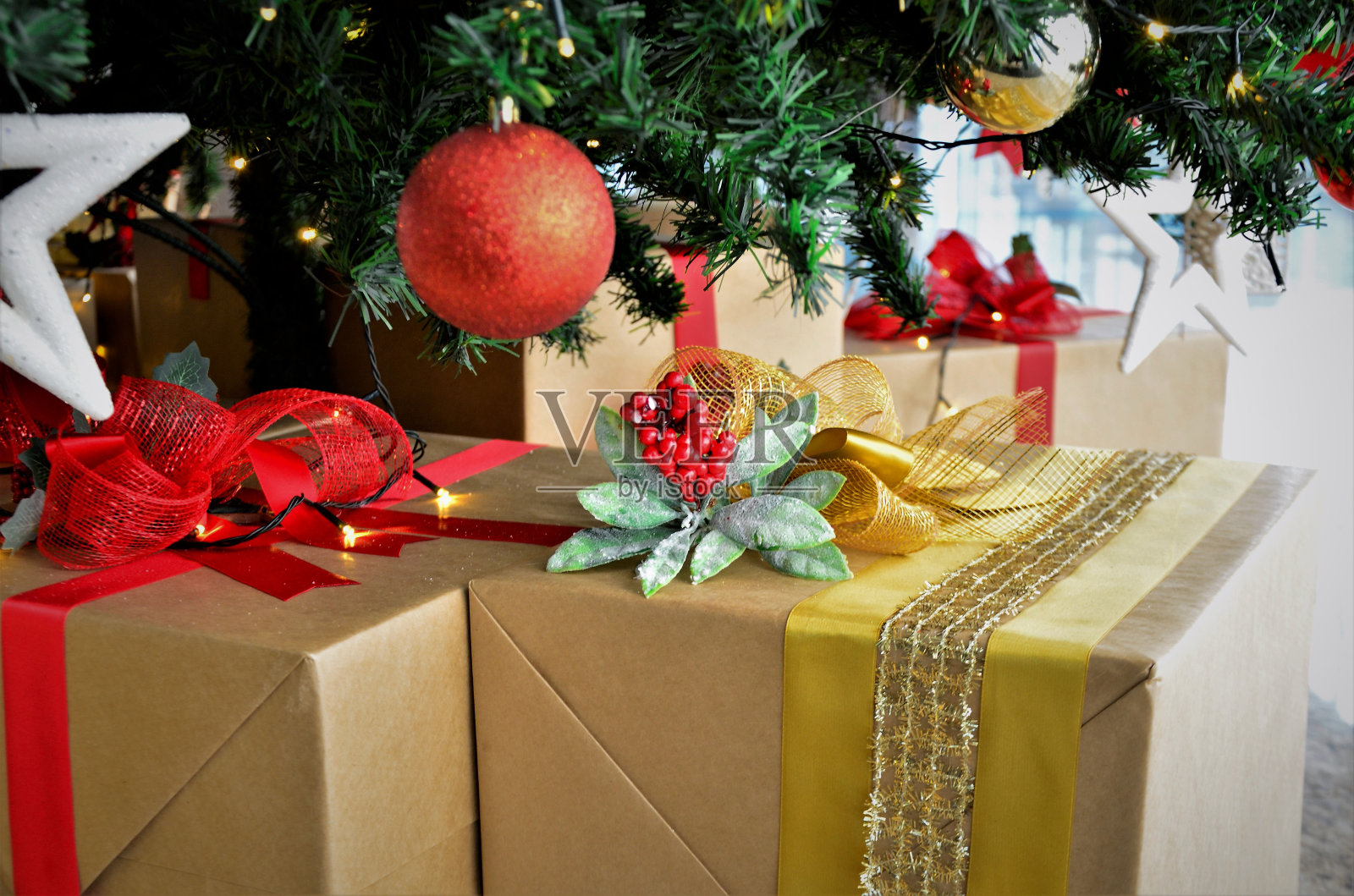 圣诞树下装饰精美的礼物照片摄影图片