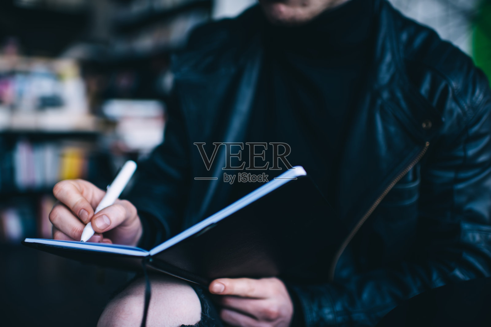 作物自由作家在图书馆的笔记本写作照片摄影图片