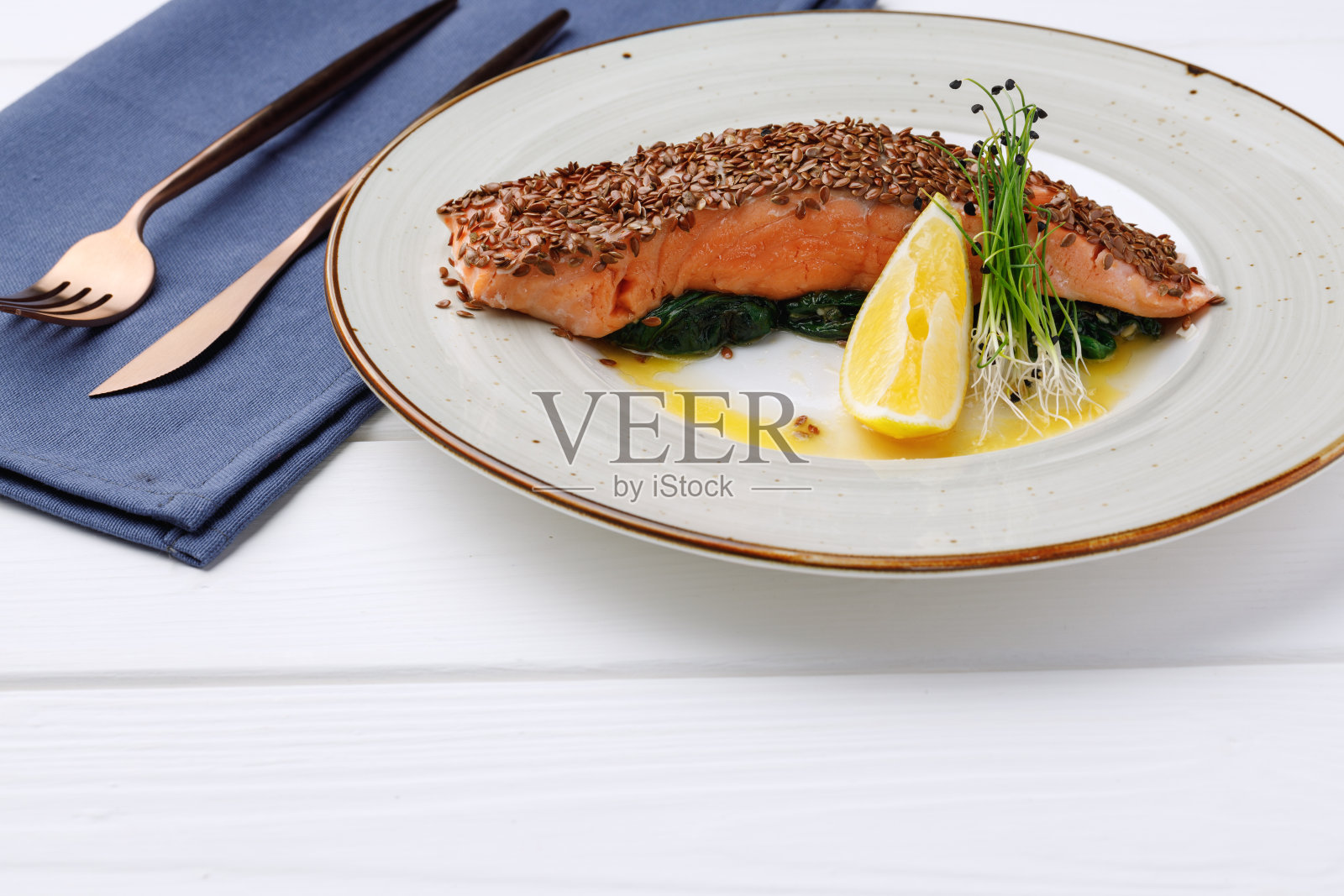 白木桌上的烤三文鱼片照片摄影图片