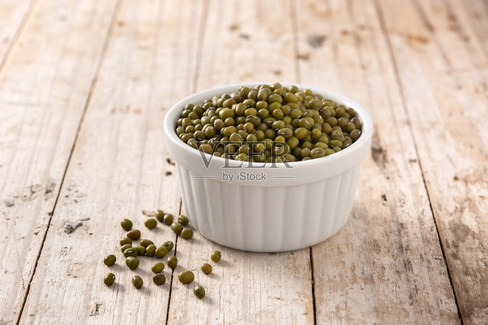白碗里的青豆照片摄影图片