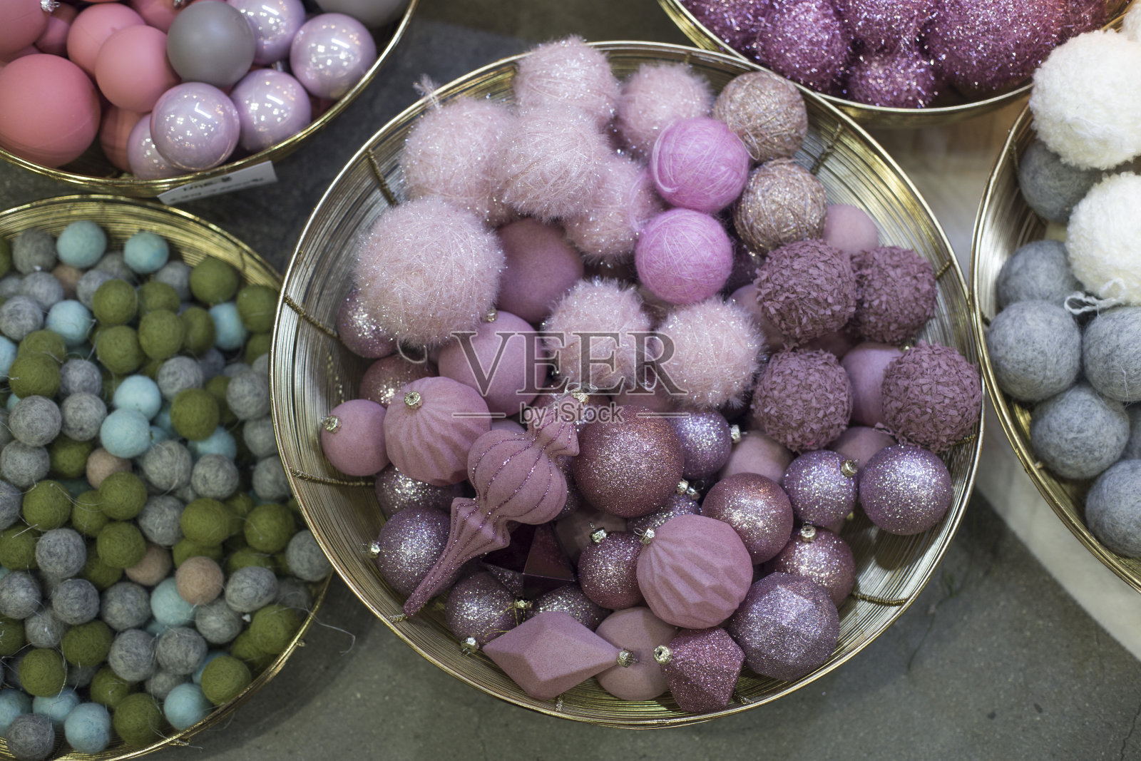 许多圣诞球，圣诞装饰和玩具。照片摄影图片