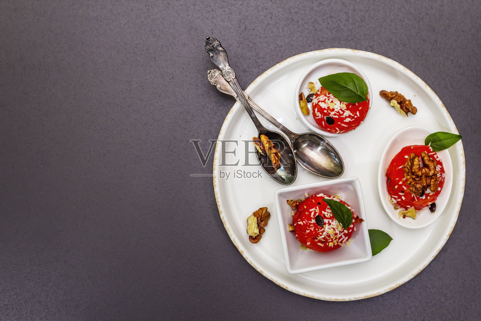 甜西瓜冰淇淋椰片和新鲜罗勒叶照片摄影图片