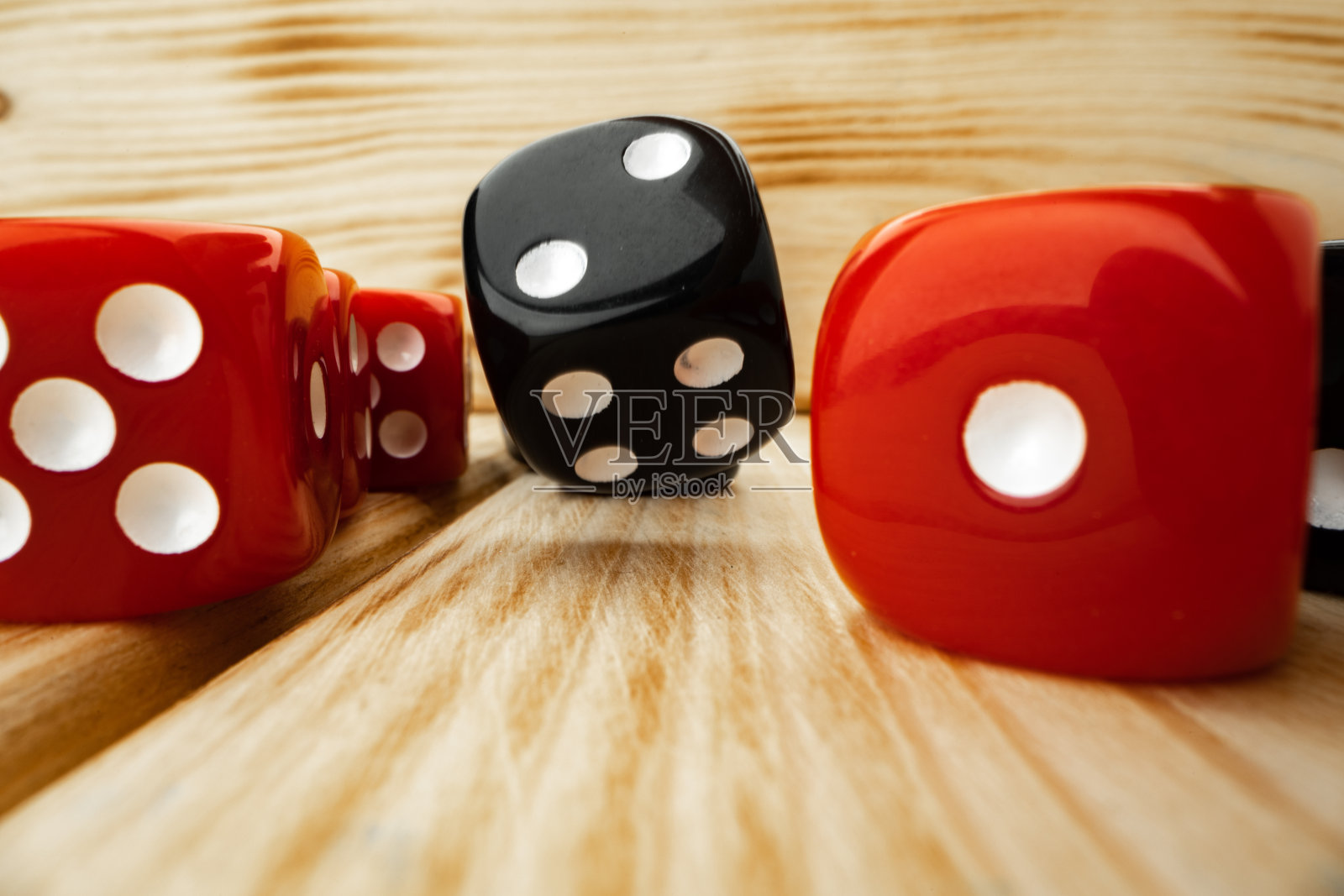 红色和黑色的方块在木制的背景照片摄影图片