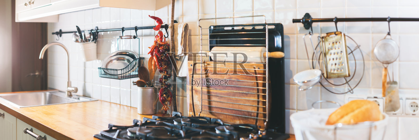 厨房配件切菜板托盘勺子盘子照片摄影图片