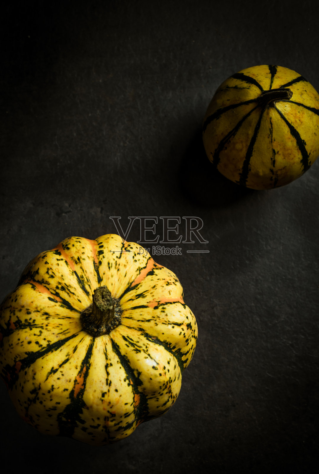 秋天是南瓜的季节，孤立的黄色南瓜照片摄影图片