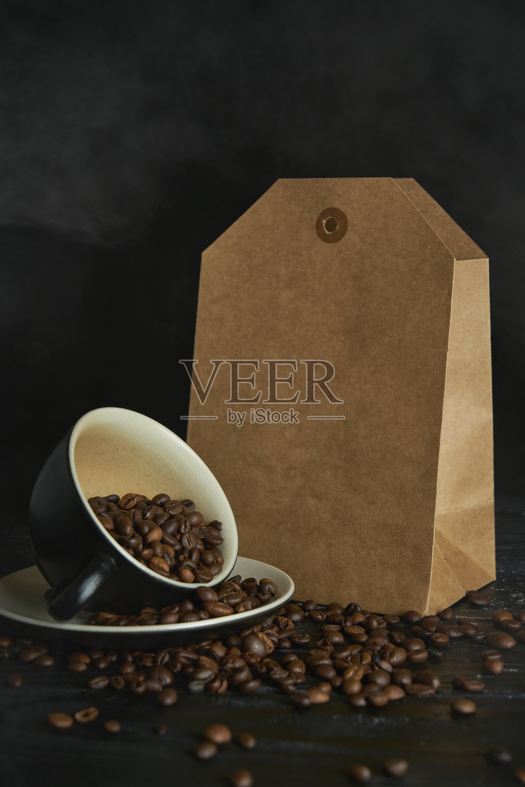 模板模拟工艺纸袋袋在黑色木桌与一组咖啡豆。照片摄影图片