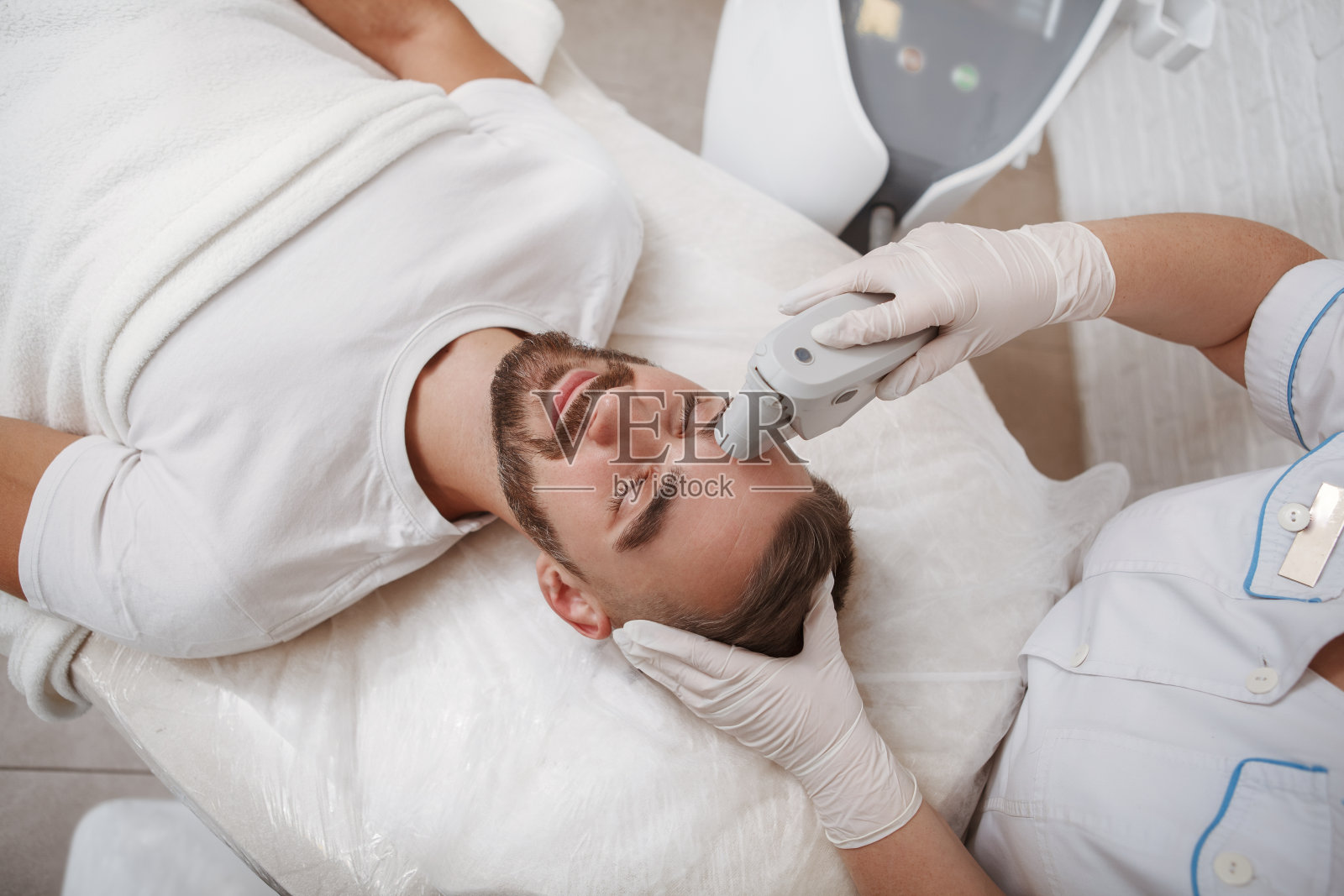 帅哥正在美容院做面部护理照片摄影图片