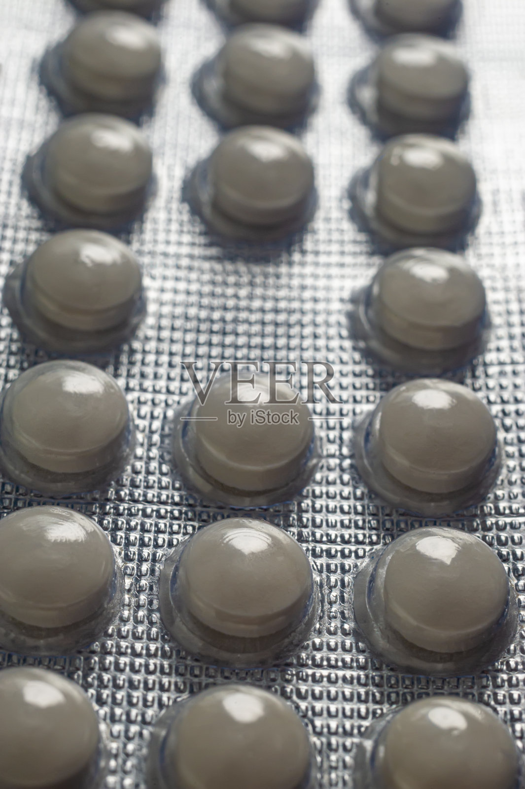 药片放在桌子上的水泡里照片摄影图片