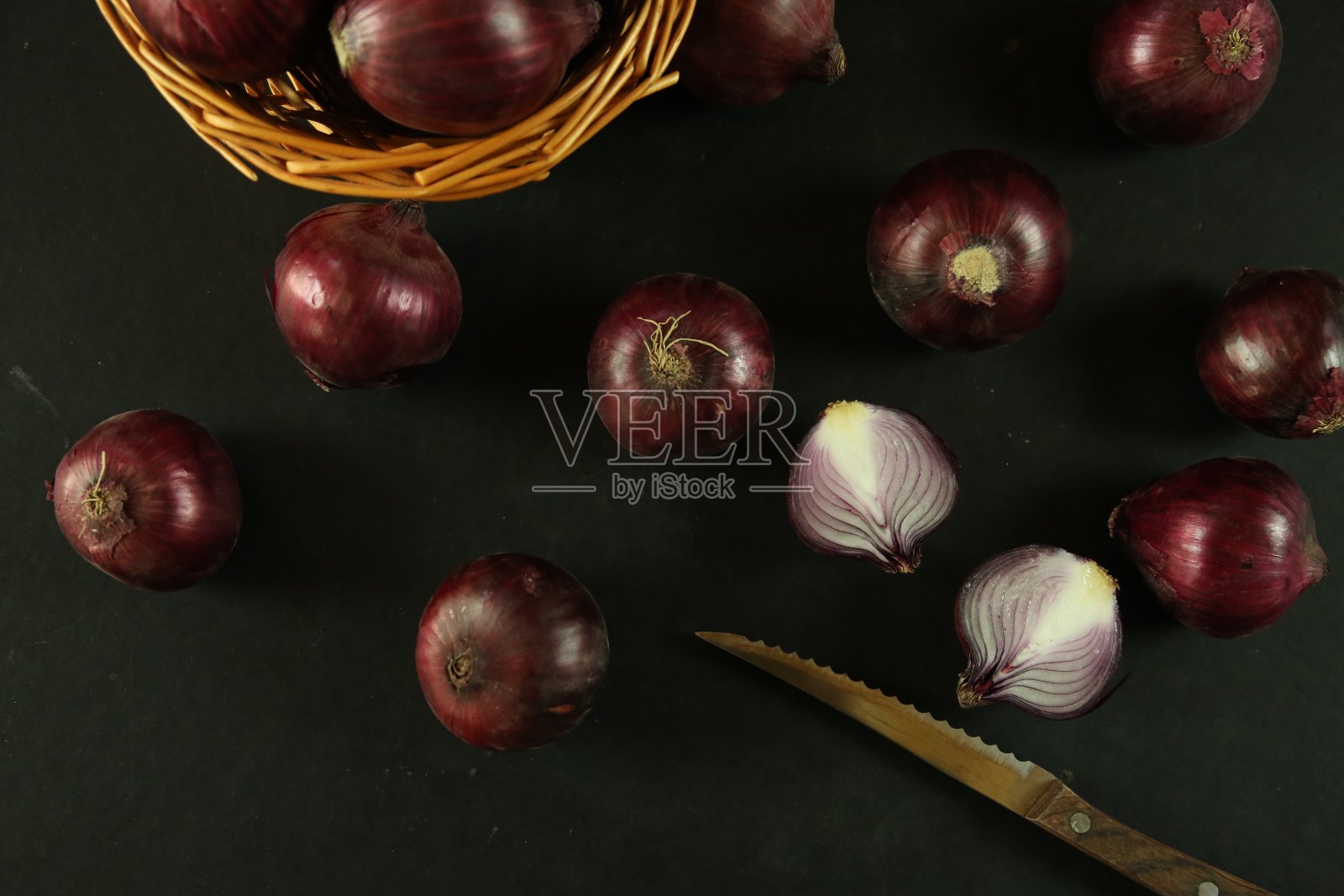 背景是甜红洋葱照片摄影图片