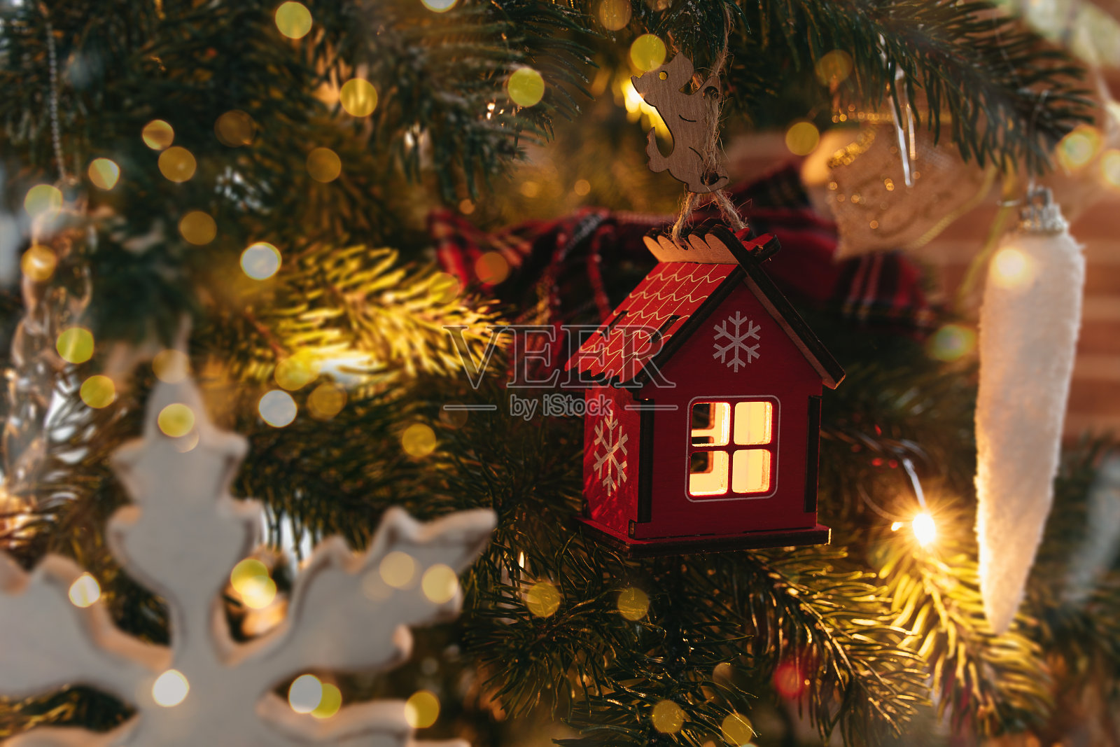 圣诞树上有玩具屋，圣诞节在家，圣诞树上有玩具照片摄影图片
