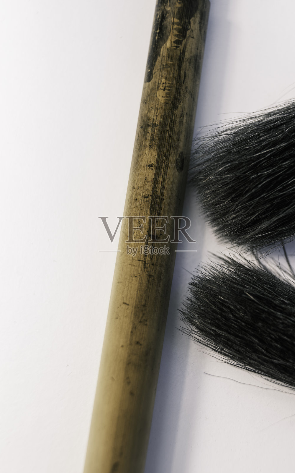 两个亚洲书法笔头和竹笔柄在白纸背景，特写微距照片照片摄影图片