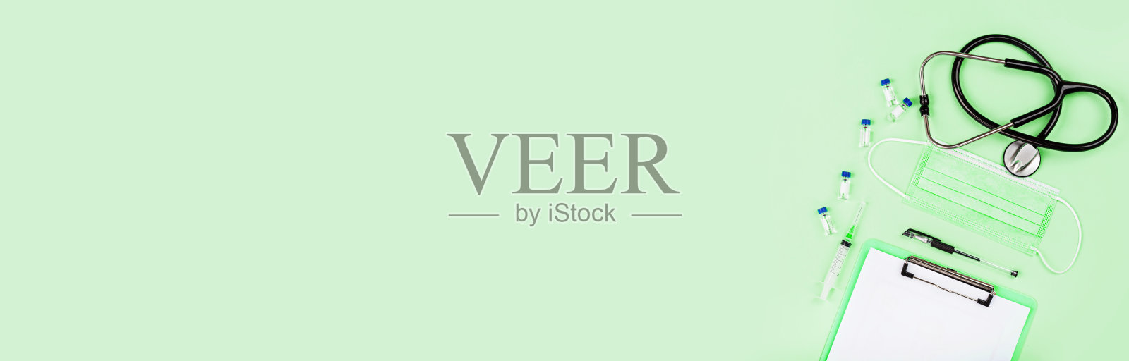 用注射器和口罩平铺新冠肺炎疫苗。模型与复制空间，俯视图，头顶照片摄影图片