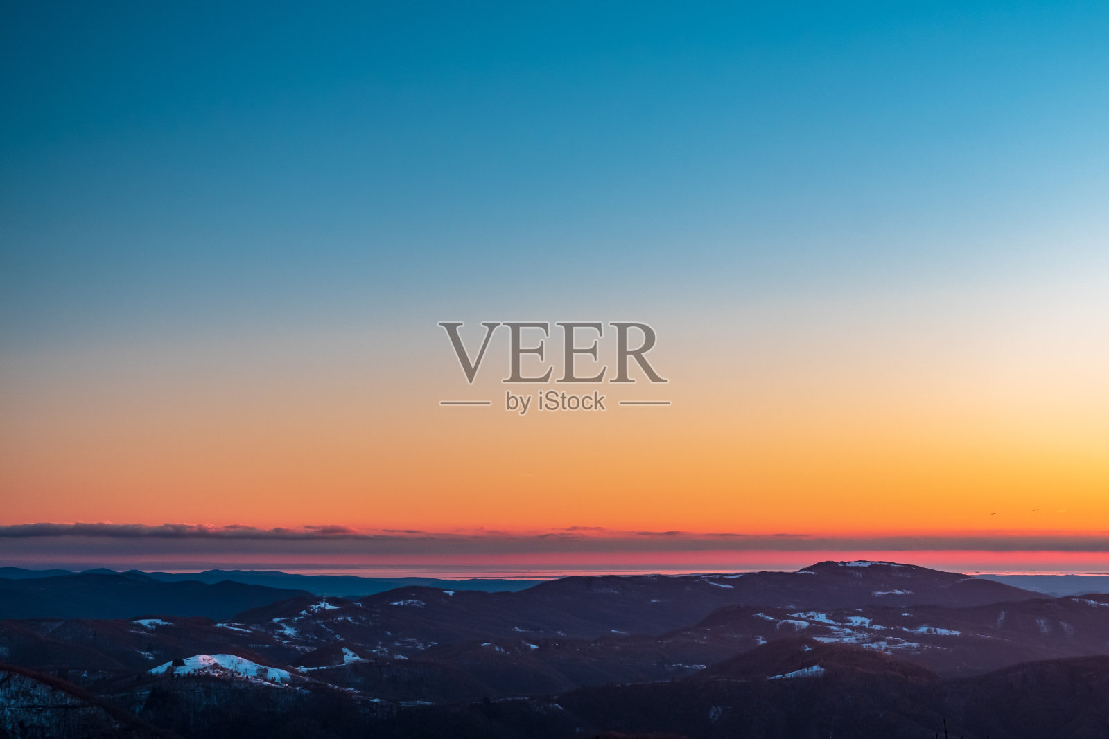 斯洛文尼亚山上冬天的日落照片摄影图片