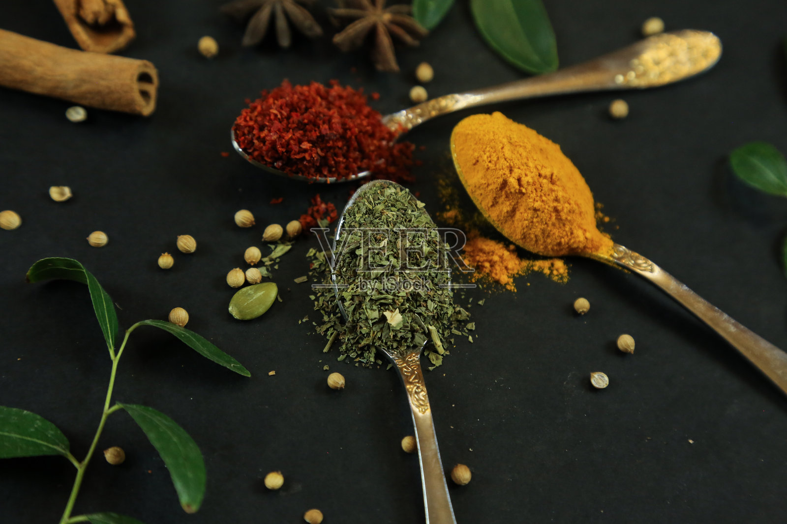 各种香料和药草的背景黑表照片摄影图片