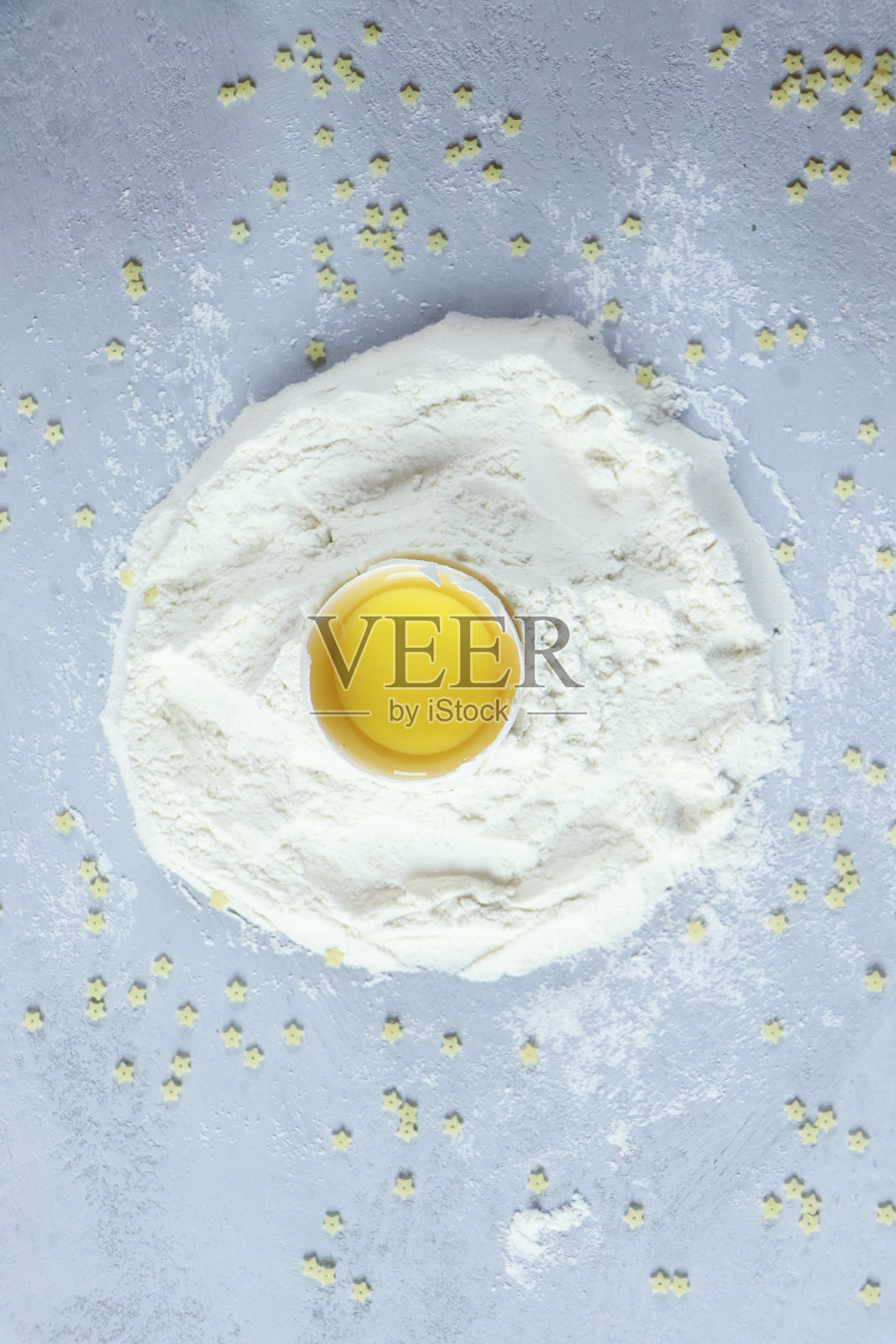 自制意大利面的原料。食物背景:通心粉，意大利面，鸡蛋，面粉照片摄影图片