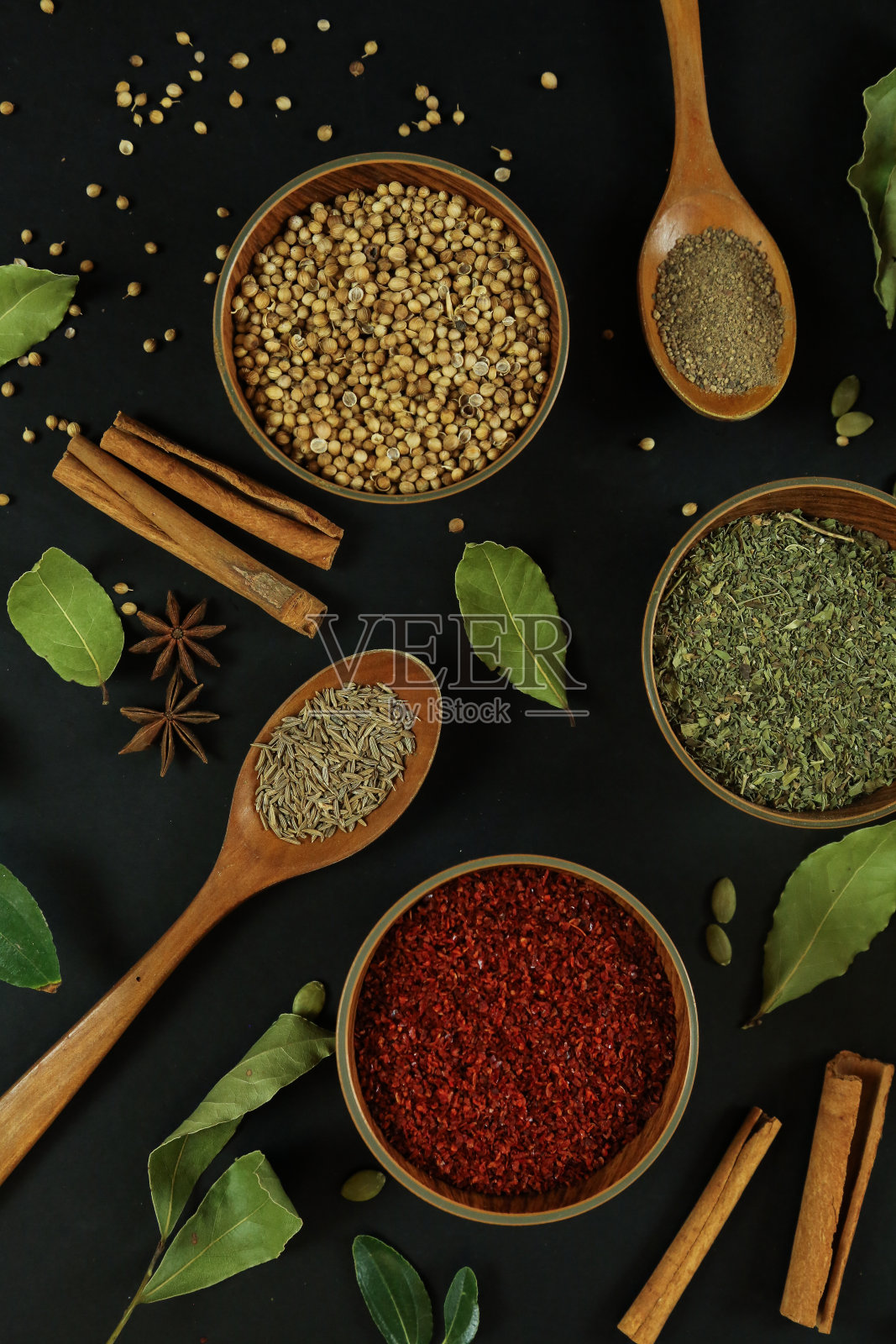 各种香料和药草的背景黑表照片摄影图片