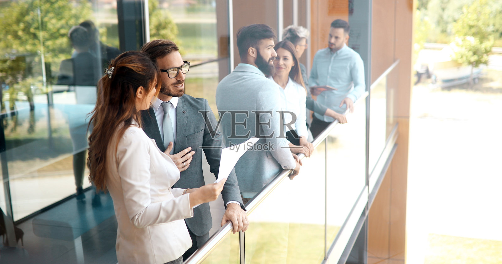 商务人士在现代商务办公室工作照片摄影图片