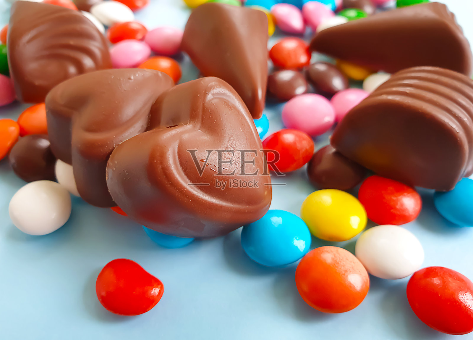 彩色背景上的巧克力糖果照片摄影图片