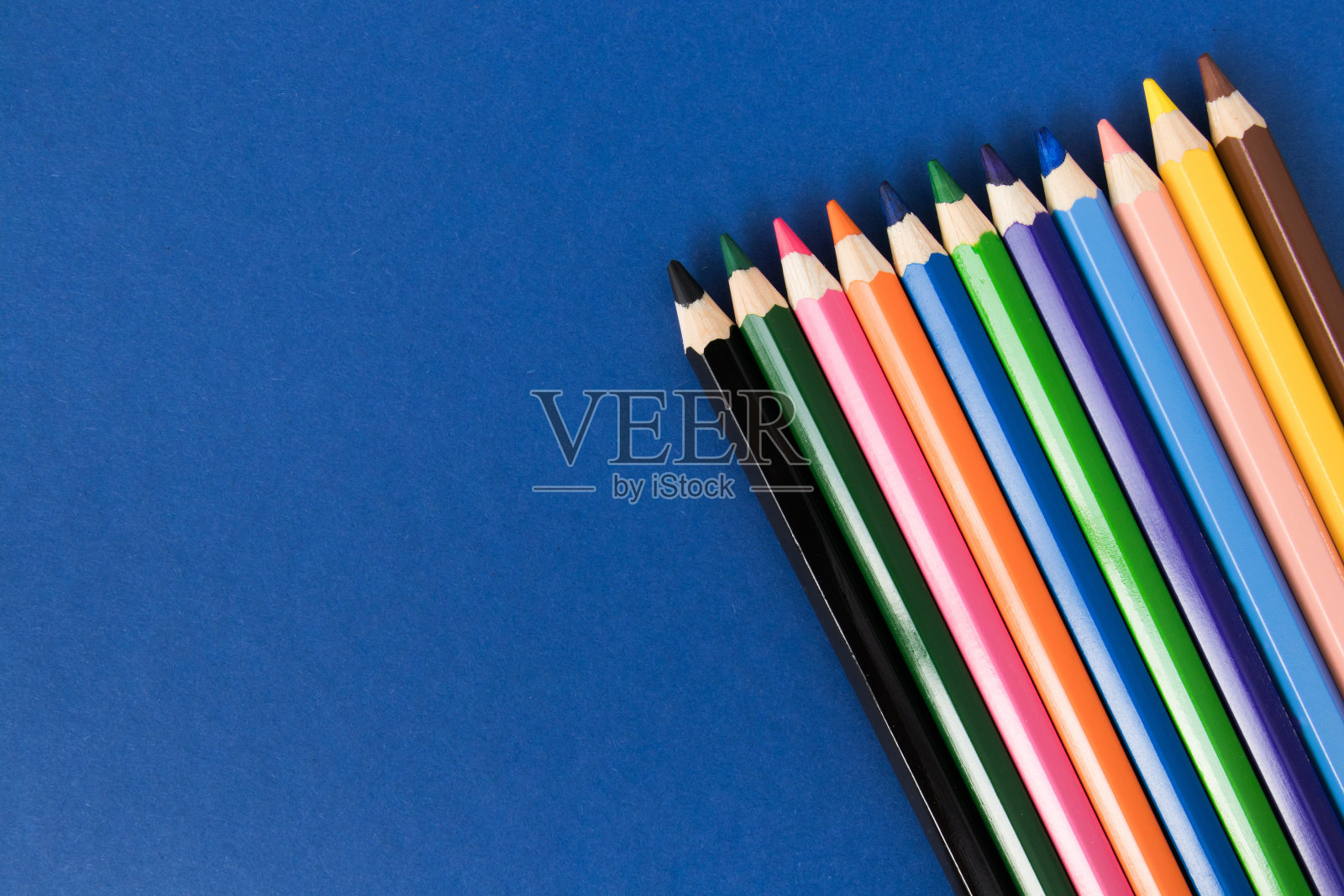 图的概念。背景从彩色铅笔在蓝色的纸。前视图。照片摄影图片